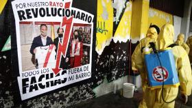 Aficionados del Rayo, protestando frente al estadio con trajes de desinfección