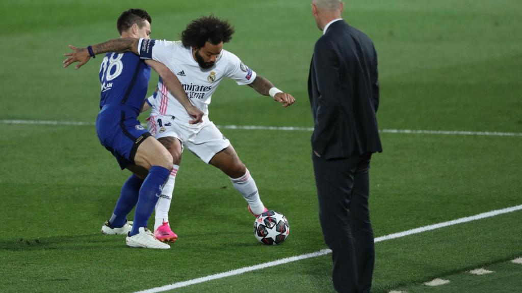 Cesar Azpilicueta presiona a Marcelo al borde de la banda