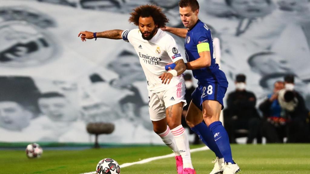 Marcelo protege el balón ante la presión de Cesar Azpilicueta