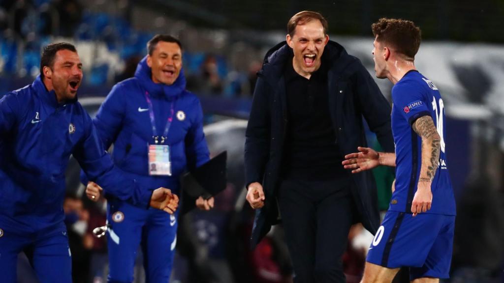 Christian Pulisic celebra su gol al Real Madrid con el banquillo del Chelsea