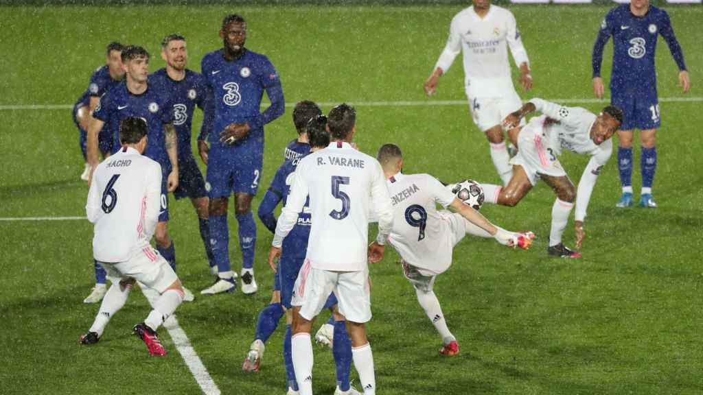 Karim Benzema se adelanta a la defensa del Chelsea, dispara y marca
