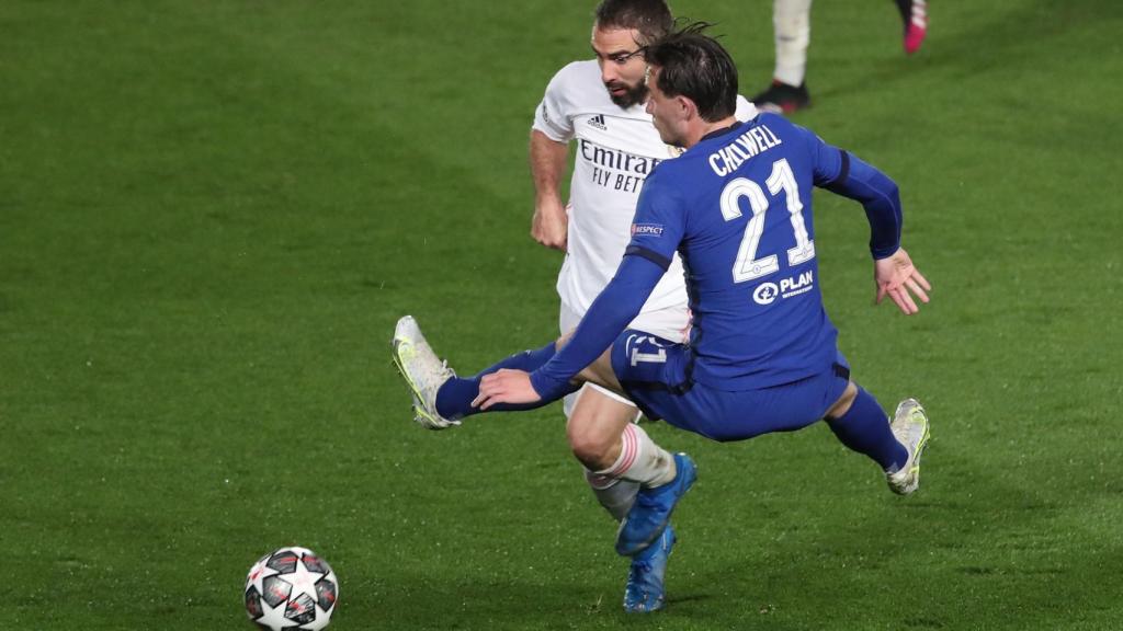 Dani Carvajal y Ben Chilwell disputan un balón
