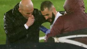 Zinedine Zidane habla con Karim Benzema tras ser sustituido ante el Chelsea