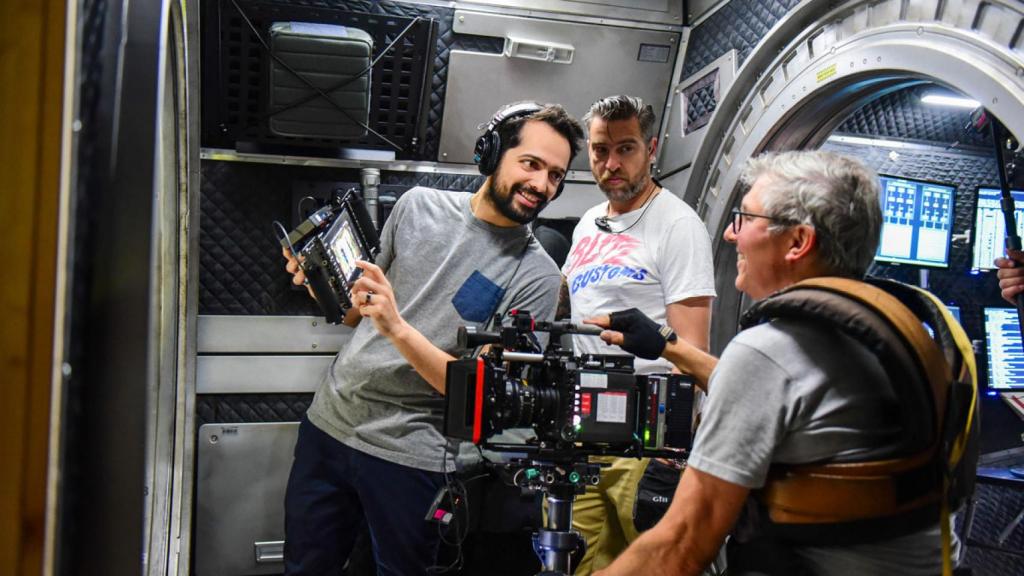 De pie a la izquierda, Joe Penna, el director de la película, durante el rodaje.