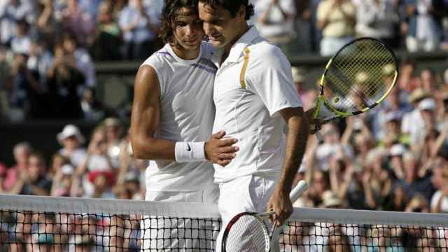 Rafa Nadal y Roger Federer, durante la final de Wimbledon de 2007