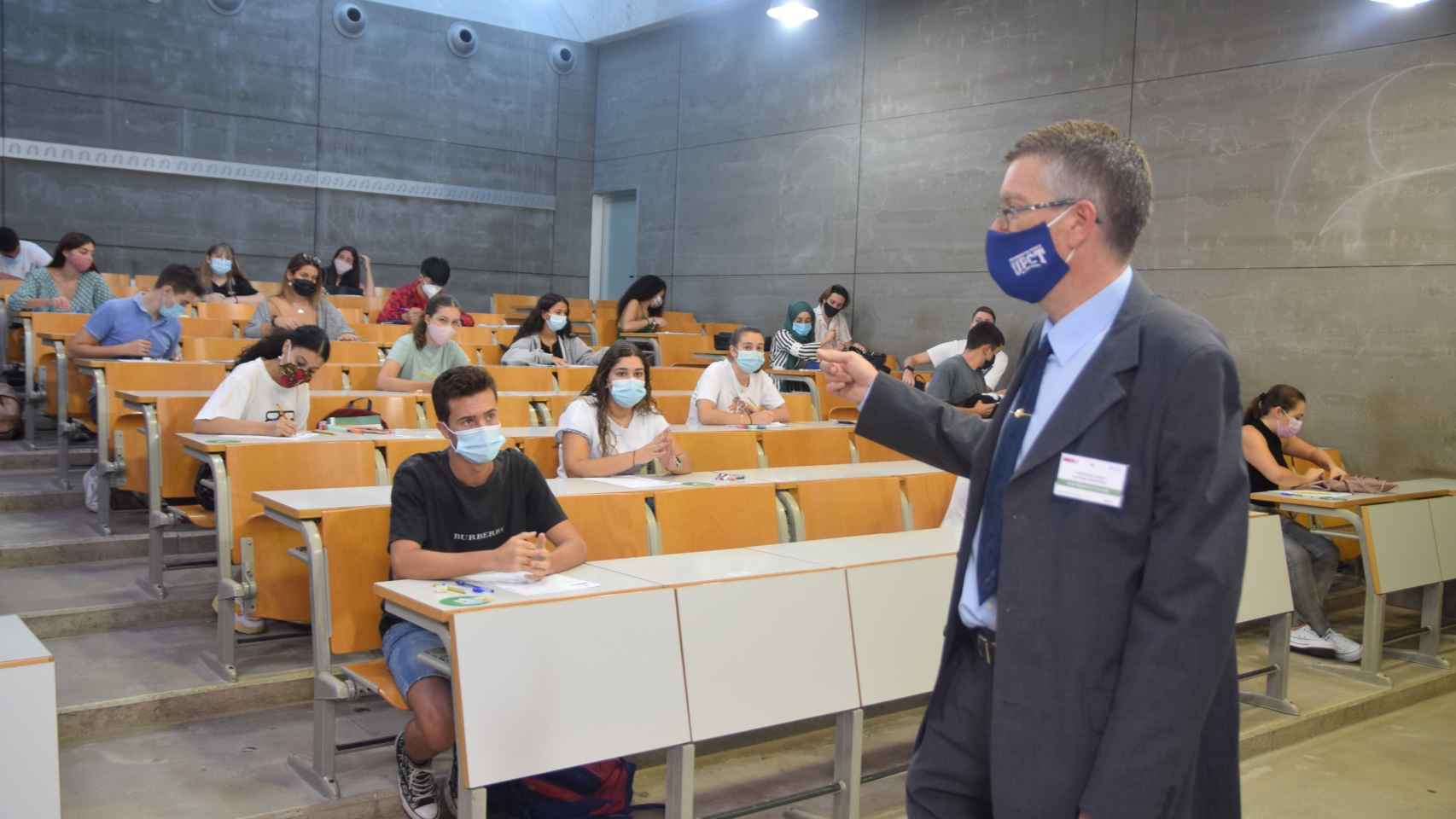 Un profesor explica el procedimiento de la EBAU en 2020, el primer año de la pandemia.