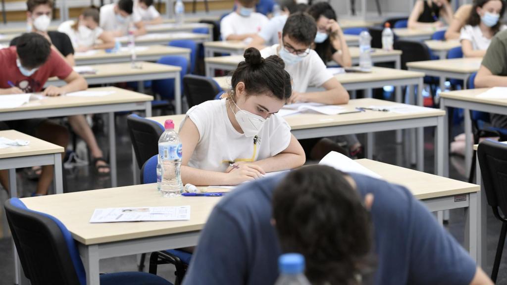 Un grupo de alumnos examinándose en la EBAU de 2020.