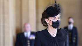 Kate Middleton con pendientes y collar de perlas, en el último adiós al duque de Edimburgo.