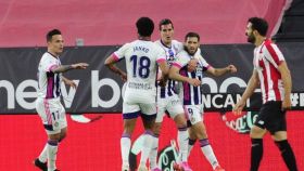 Los jugadores del Valladolid celebran el gol de Weissman ante el Athletic