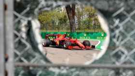 El Ferrari de Carlos Sainz Jr. en el circuito de Imola