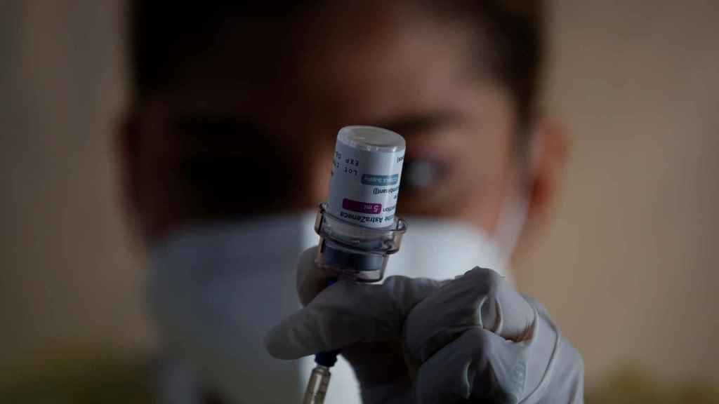 Un sanitario prepara la vacuna de AstraZeneca.