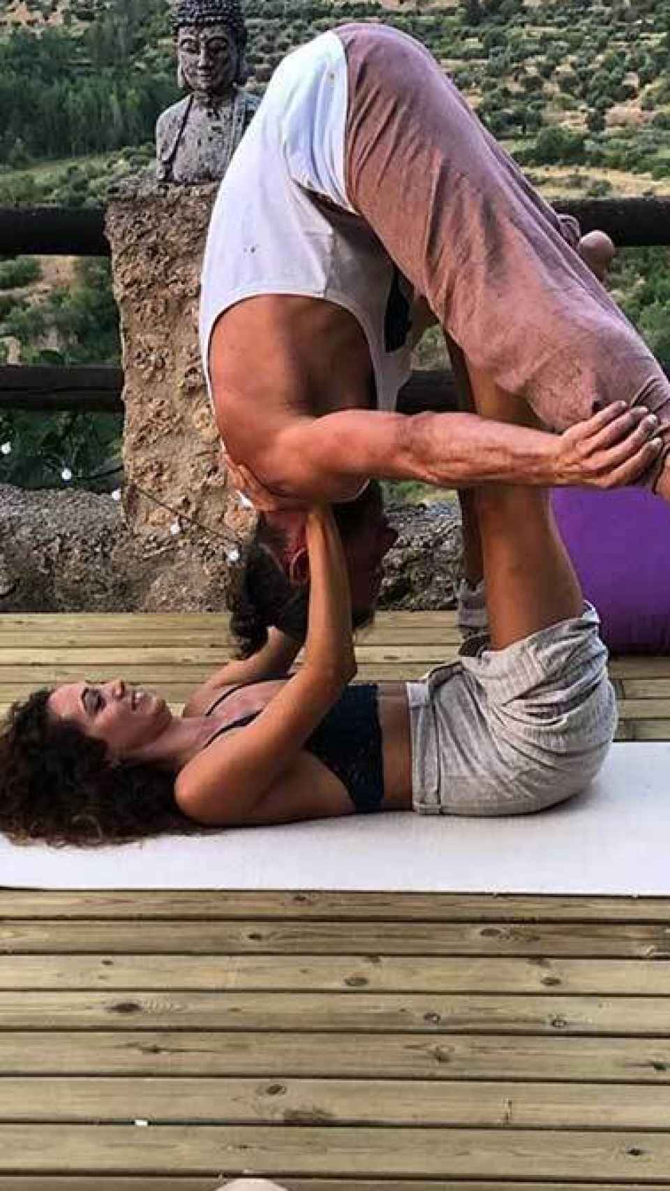 Arturo haciendo yoga con su pareja Tamara.