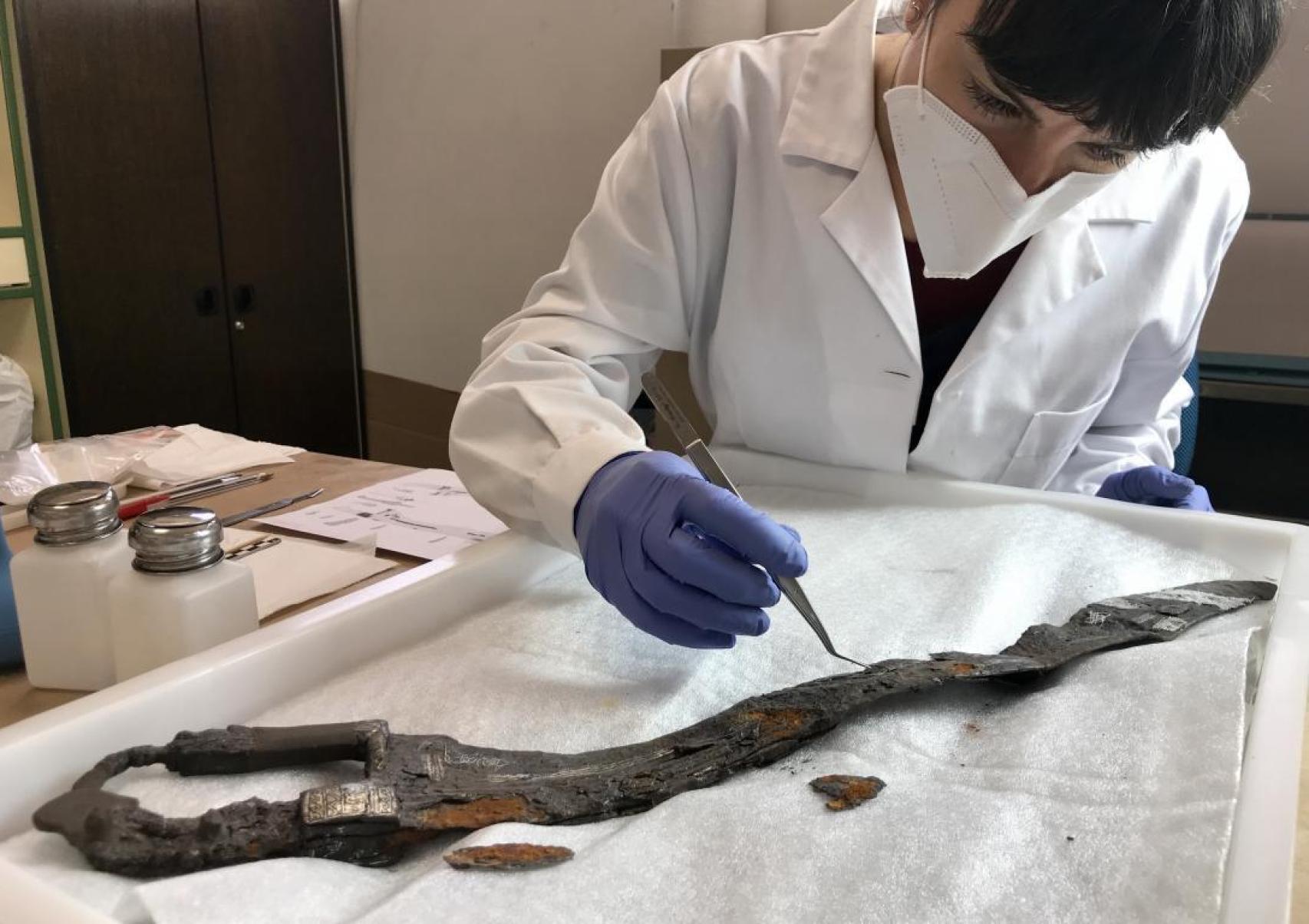 Isabel Angulo, durante las labores de restauración de la pieza.