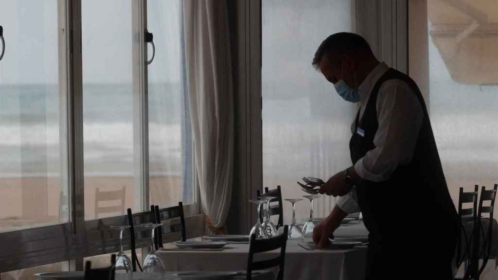 Un camarero en un local de la playa de Valencia.