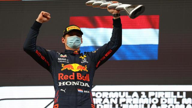 Max Verstappen celebra su victoria en Imola