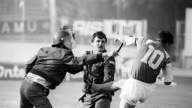 Boban golpea a un policía en un partido entre el Dinamo de Zagreb y el Estrella Roja en 1990