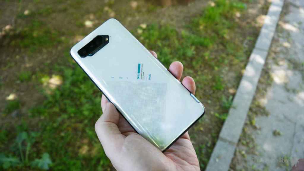 Asus ROG Phone 5 en blanco y azul