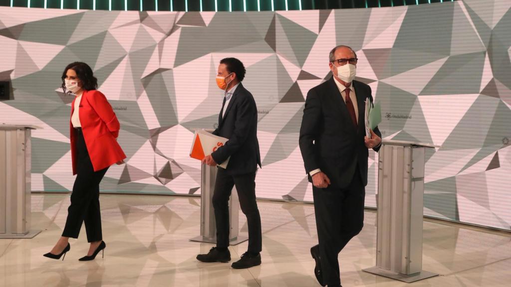 Edmundo Bal, entre Ayuso y Gabilondo el día del debate de candidatos.