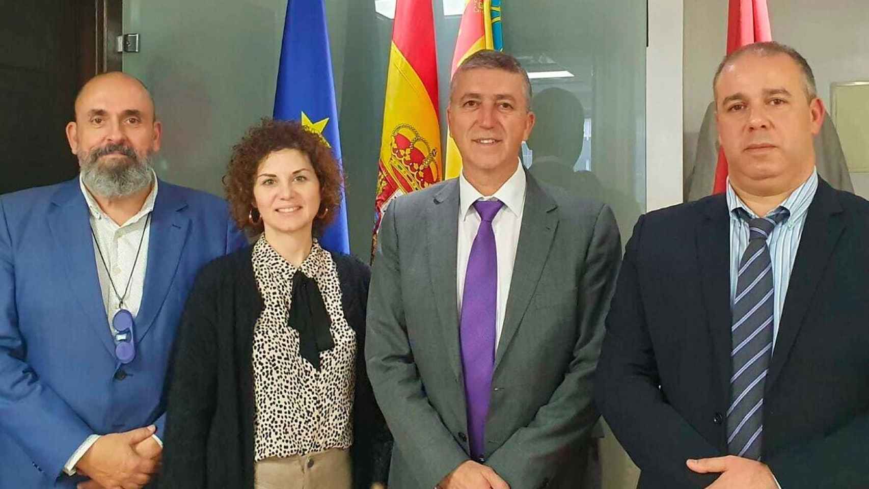 Hicham Housni (derecha) junto a miembros del Gobierno valenciano como Mª Dolores Parra, quien acudió sin éxito a buscarlo a Marruecos. EE