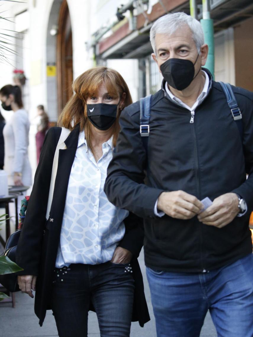 Patricia Santamarina y Carlos Sobera, a su llegada a la terraza.