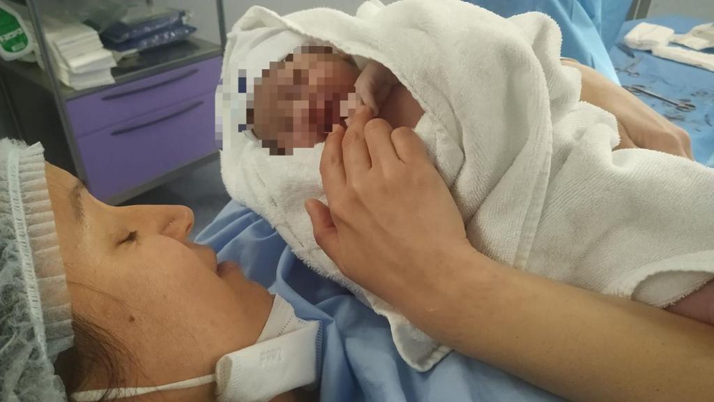 Natalia se bajó la mascarilla un segundo para darle un beso a su hija.