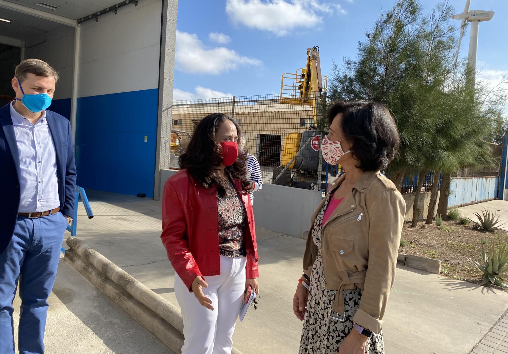 Ana Botín llega a la Lavandería Romeral y su dueña, Yukonda Esparragoza, la recibe.