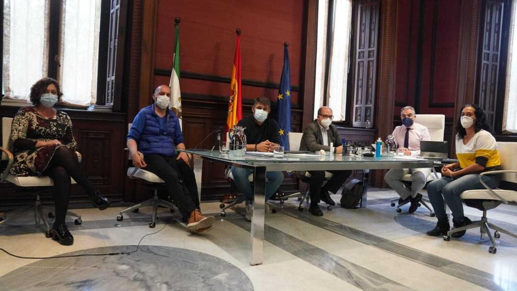 Encuentro de Elías Bendodo con los representantes de la plantilla de Abengoa.