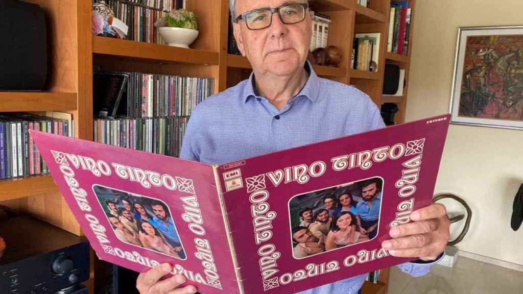 Ortuño, magistrado de la AP de Barcelona recién jubilado, sujeta un LP de Vino Tinto, grupo al que perteneció.