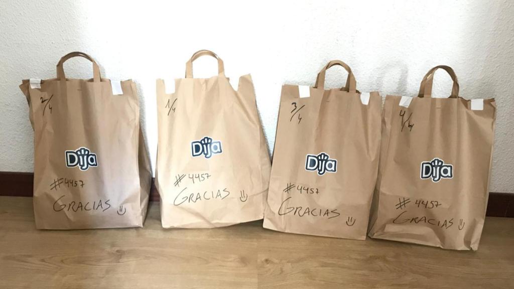 Dos repartidores tuvieron que traer las bolsas a casa.
