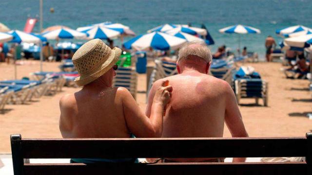 Dos jubilados en la playa.