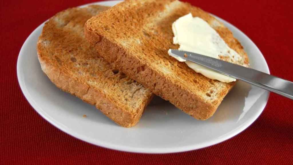 La mantequilla tiene grasa saturadas, y el pan blanco, hidratos refinados.