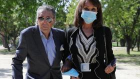 Jaime Ostos junto a su mujer, Mari Ángeles Grajal, en el funeral de Pedro Trapote Mateo.