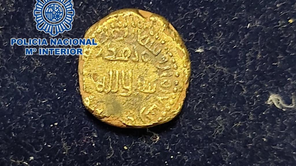 Se trata de un dinar bilingüe o de indicción, del que tan solo hay localizados 24 ejemplares