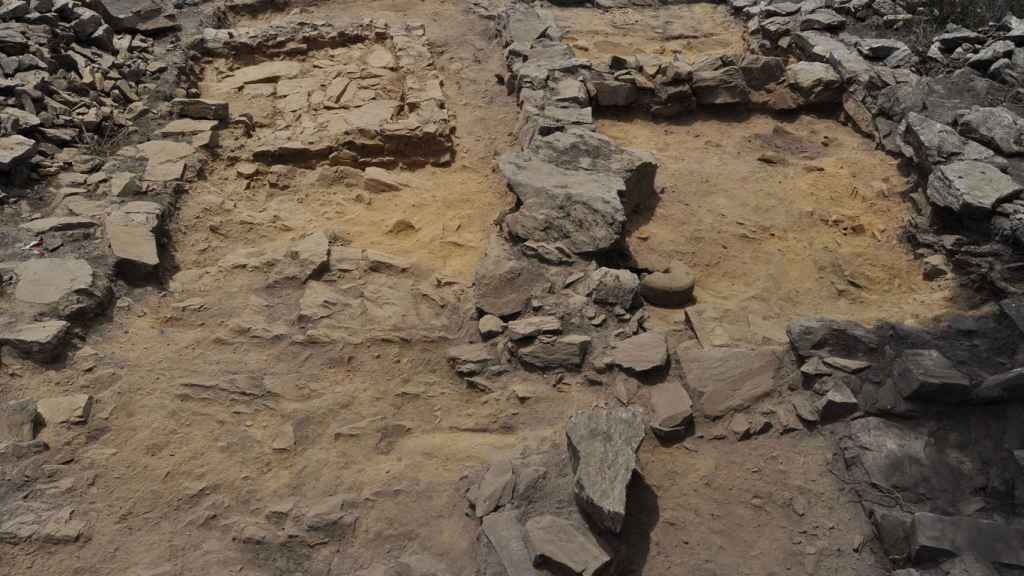 Imagen de las estancias excavadas en el yacimiento de Cáceres Viejo de Santa Marina.
