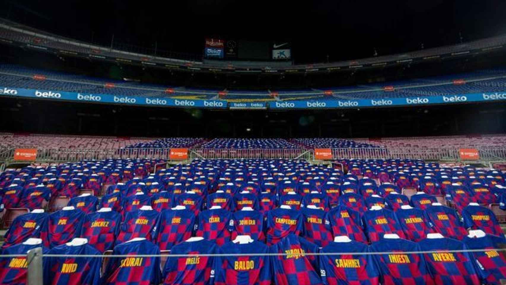 La grada del FC Barcelona con varias camisetas del equipo