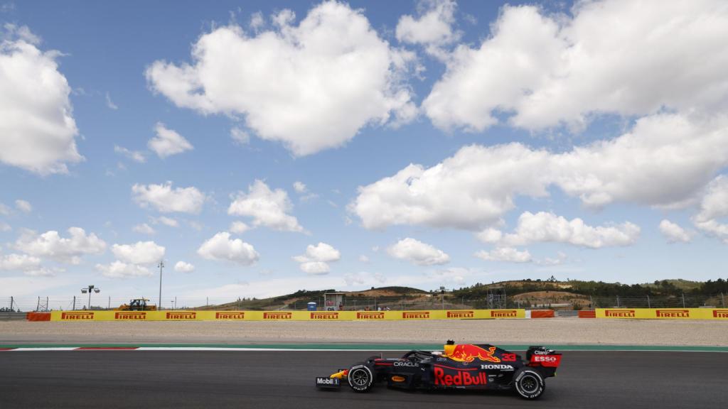 Max Verstappen con su Red Bull rodando en Portimao
