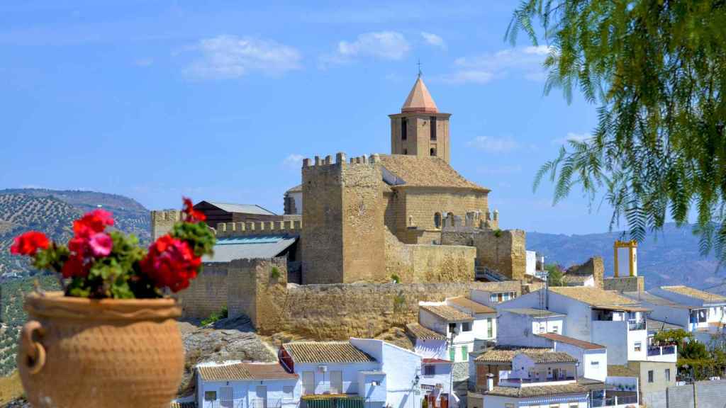 Vista del municipio de Iznájar (Córdoba), presidida por su castillo.