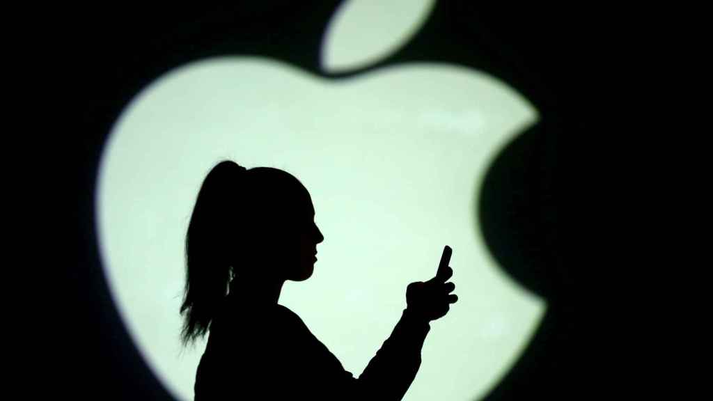 Bruselas acusa a Apple de abusos monopolísticos en su tienda de apps