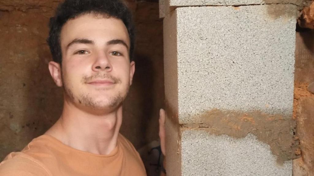 Andrés cuando remató el primero de los pilares de su cueva.