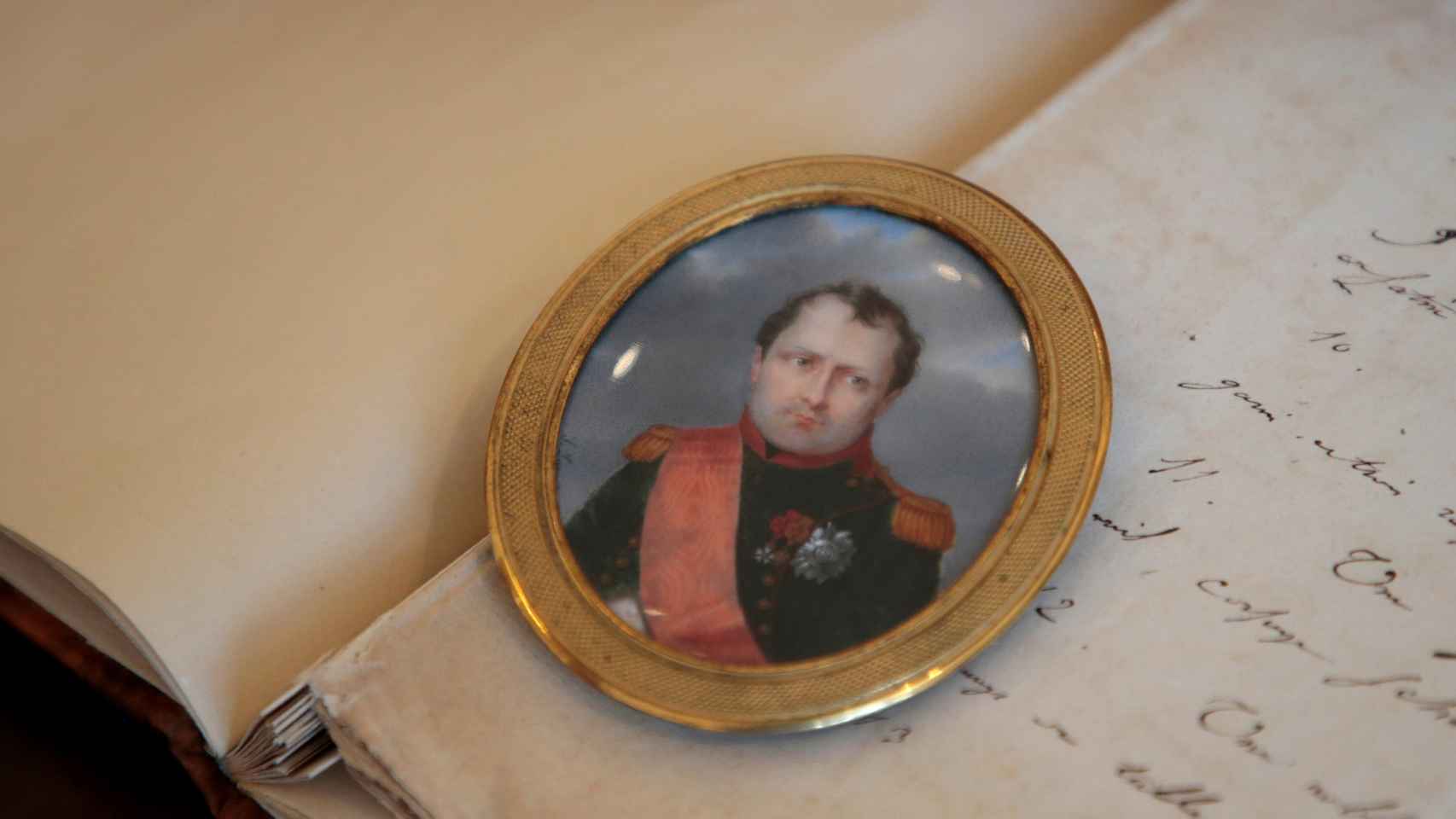 Retrato portátil de Napoleón, vestido con el uniforme de la Guardia Imperial, pintado por Aubert-Henri Joseph Parent.