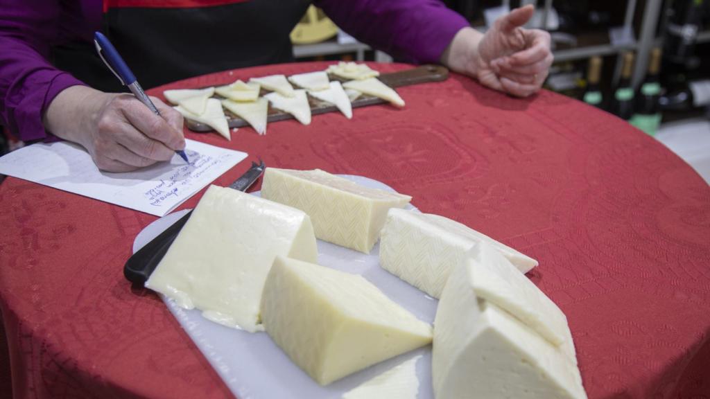 Carmen Garrobo anota hasta el último detalle de cada queso tierno probado.