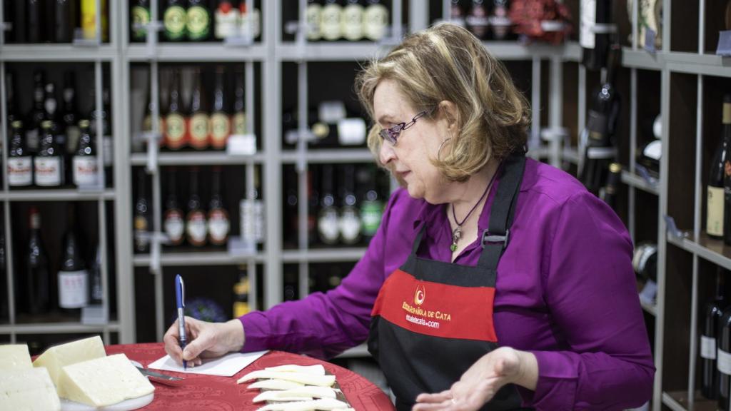 La directora de la Escuela Española de Cata, Carmen Garrobo, explicando sus valoraciones.