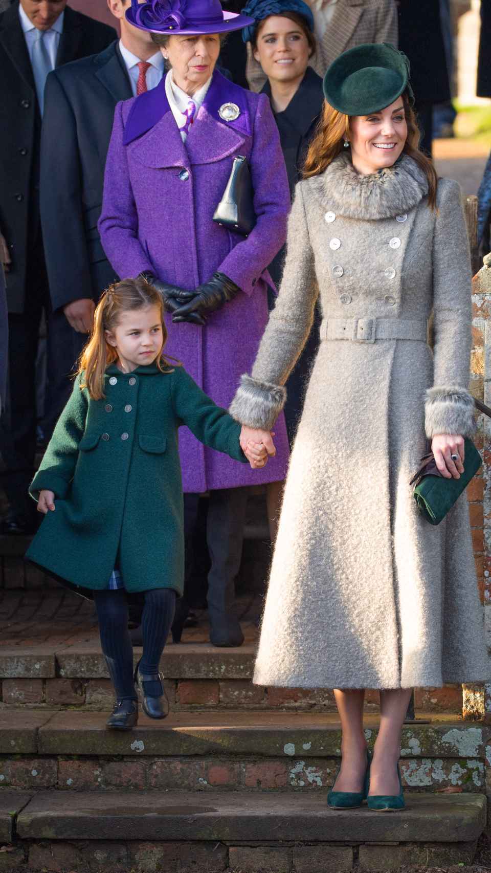 La princesa Charlotte y su madre, Kate Middleton, durante la misa de Navidad de 2019.