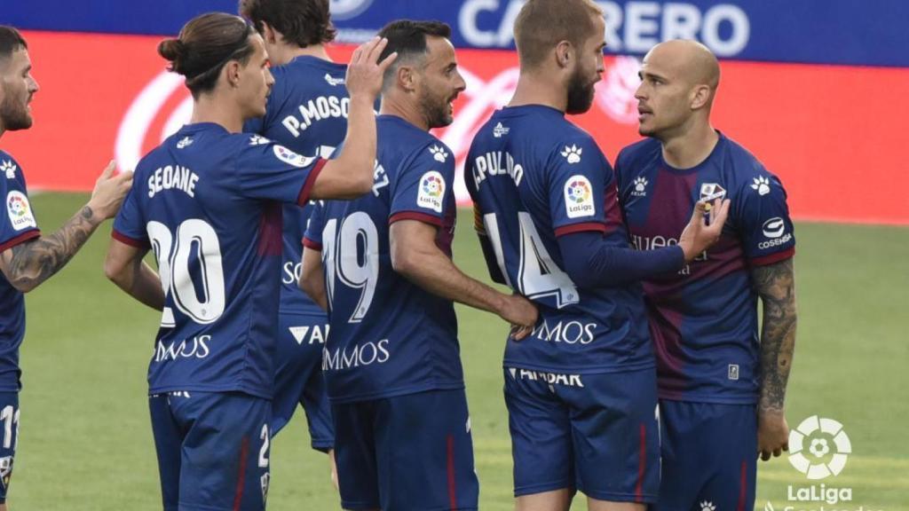 Los jugadores de Osasuna celebran el gol de Sandro