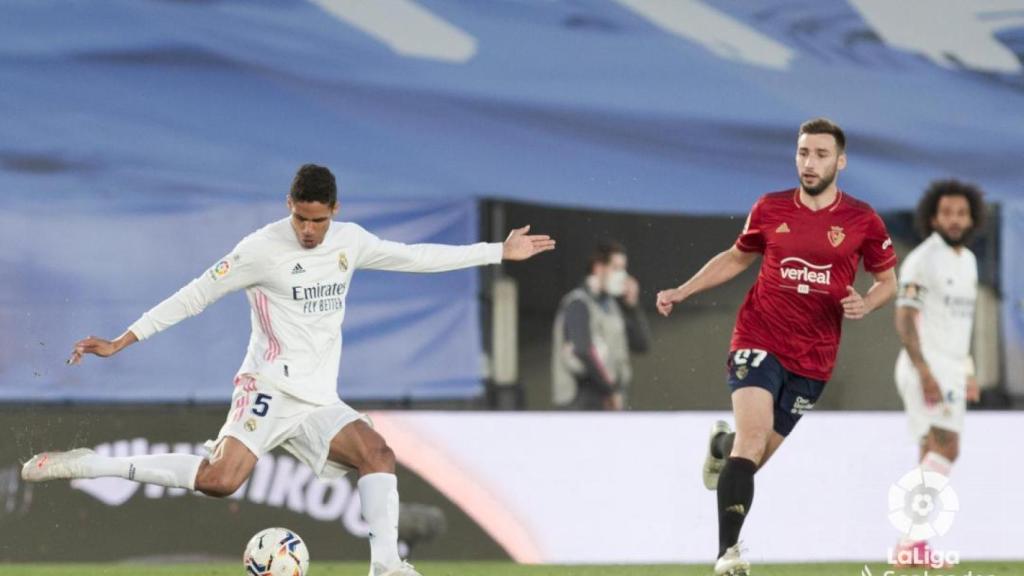 Raphaël Varane saca el balón en largo ante la presencia de un rival