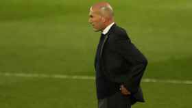 Zinedine Zidane sigue el partido desde la banda