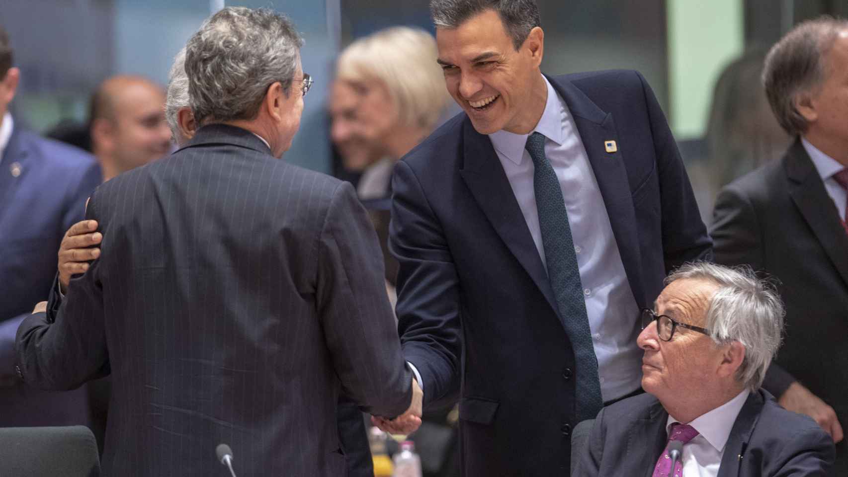 Pedro Sánchez saluda a Mario Draghi cuando era presidente del BCE durante una cumbre del euro