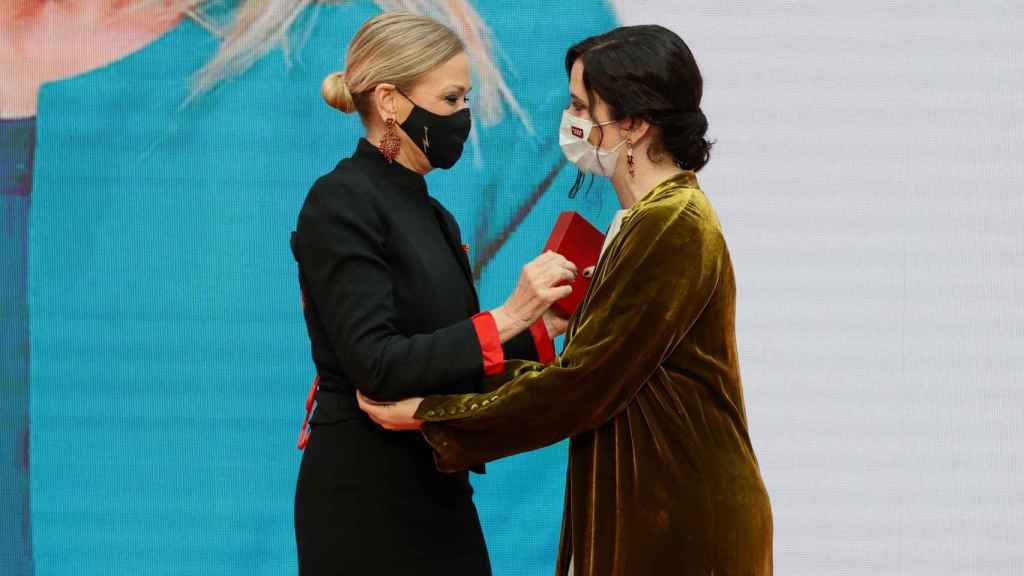 La presidenta de Madrid, Isabel Díaz Ayuso (d), hace entrega de la Medalla de Oro a la expresidenta regional Cristina Cifuentes.