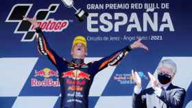 Pedro Acosta celebra su victoria en el GP de Jerez en Moto3