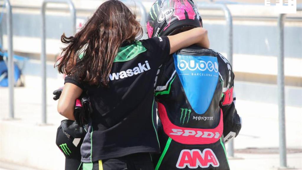 Carla abraza a Ana durante un entrenamiento.